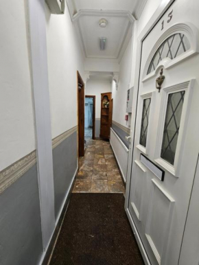 Affordable Rooms with Kitchen near Station overnight free parking 6pm to 8am